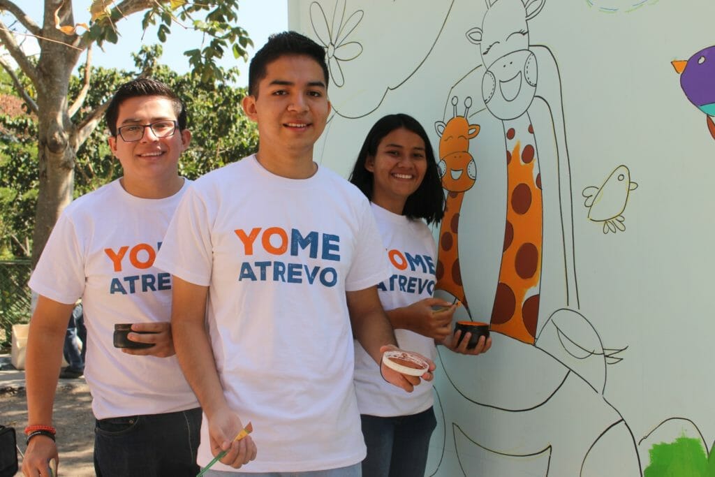 Helping to turn the idea of yo me atrevo into a year-round movement by tying it to one of Glasswing’s major national campaigns, youth volunteers paint a mural on Global Youth Service Day.