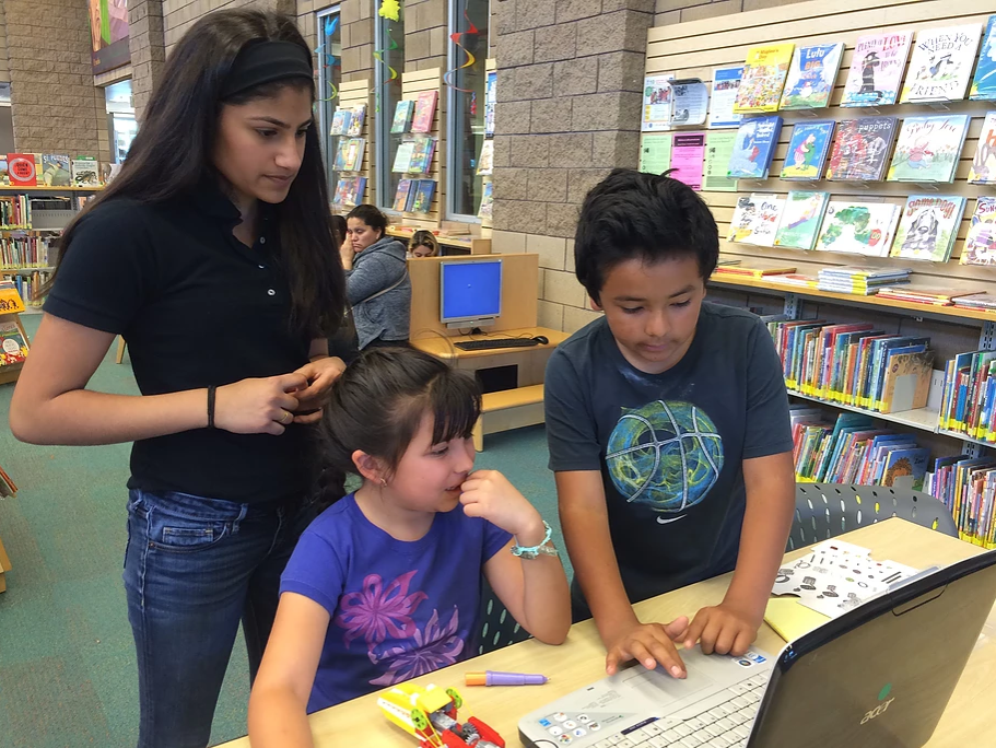 Sapna Desai tutoring students during a weekend workshop at the Biblioteca Latinoamericana Library in downtown San Jose./Courtesy Sapna Desai