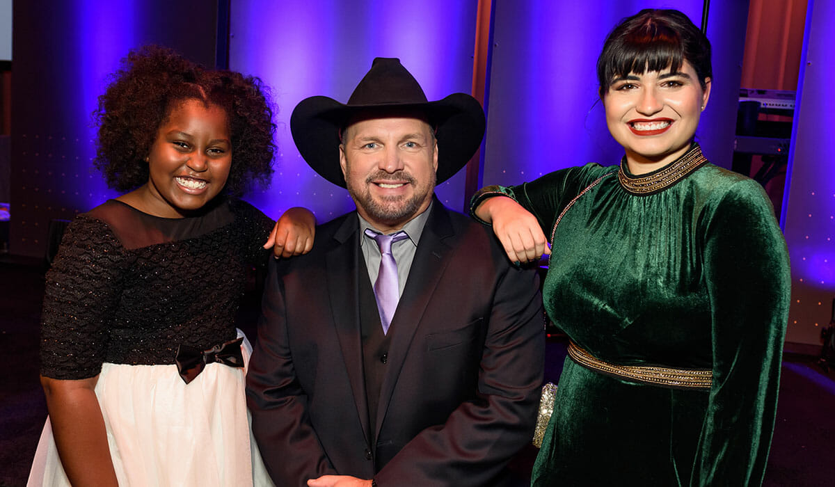 Khloe Thompson, Garth Brooks and Maria Rose Belding, recipients of The George H.W. Bush Points of Light Award.